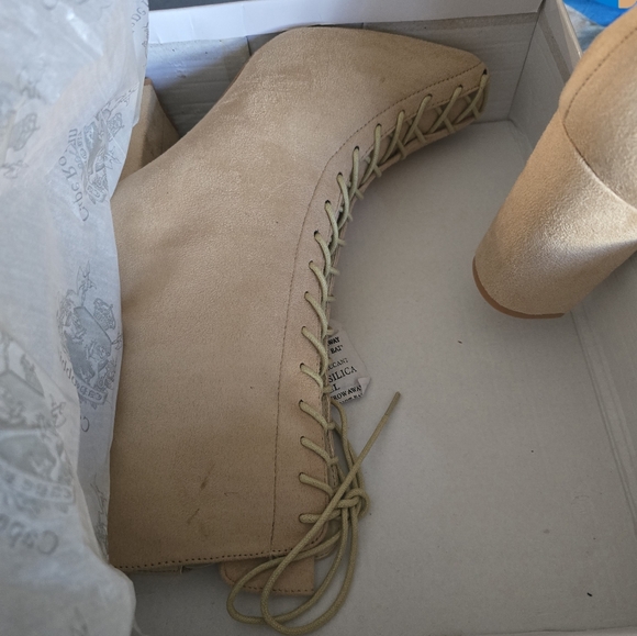 NIB! Suede Lace-Up Block Heel Booties size 10 Cape Robbin - Picture 3 of 8